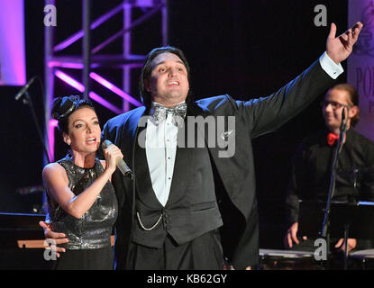 Ceca-bass baritono adam plachetka e i suoi amici aperto golden prague international tv festival organizzato dalla televisione ceca a Praga, nella Repubblica ceca il 27 settembre 2017. sulla foto sono visti r-l adam plachetka e cantante dasha. (Ctk foto/michal dolezal) Foto Stock