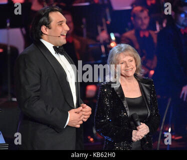 Ceca-bass baritono adam plachetka e i suoi amici aperto golden prague international tv festival organizzato dalla televisione ceca a Praga, nella Repubblica ceca il 27 settembre 2017. Nella foto sono visto l-r adam plachetka e cantante eva pilarova. (Ctk foto/michal dolezal) Foto Stock