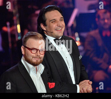 Ceca-bass baritono adam plachetka e i suoi amici aperto golden prague international tv festival organizzato dalla televisione ceca a Praga, nella Repubblica ceca il 27 settembre 2017. sulla foto sono visti r-l adam plachetka e cantante smigmator gen. (Ctk foto/michal dolezal) Foto Stock