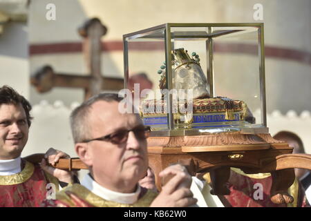 Il Vescovo Václav Frantisek Lobkowicz (non raffigurata) servita una massa al san Venceslao pellegrinaggio sul sito in cui la ceca medievale duca Venceslao fu assassinato il giorno che è un nazionale ceca, vacanze a Stará Boleslav, Repubblica ceca, il 28 settembre 2017. sulla foto si vede il cranio rimangono di venceslao i, duca di Boemia - San Venceslao. (Ctk foto/vit simanek) Foto Stock