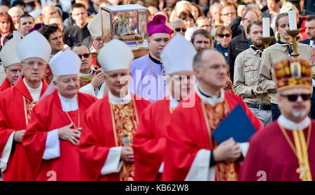 Il Vescovo Václav Frantisek Lobkowicz (non raffigurata) servita una massa al san Venceslao pellegrinaggio sul sito in cui la ceca medievale duca Venceslao fu assassinato il giorno che è un nazionale ceca, vacanze a Stará Boleslav, Repubblica ceca, il 28 settembre 2017. sulla foto si vede il cranio rimangono di venceslao i, duca di Boemia - San Venceslao. (Ctk foto/vit simanek) Foto Stock