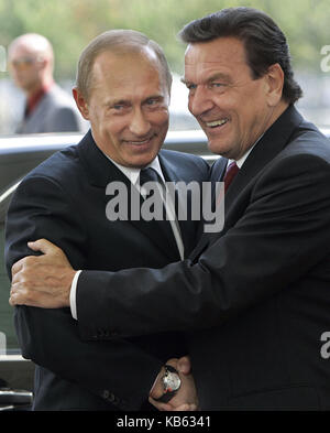 FILE - l'ex cancelliere tedesco Gerhard Schroeder (r) accoglie il presidente russo Vladimir Putin a Berlino, in Germania, l'8 settembre 2005. Foto: Peer Grimm/dpa Foto Stock