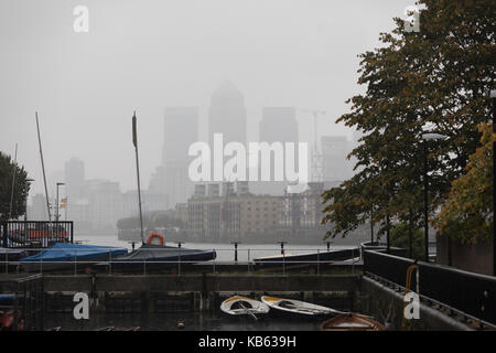 Londra, Regno Unito. Il 29 settembre 2017. canary wharf financial district è visto attraverso il fiume Tamigi durante la pioggia e il tempo umido nella zona est di Londra questa mattina. Credito: vickie flores/alamy live news Foto Stock