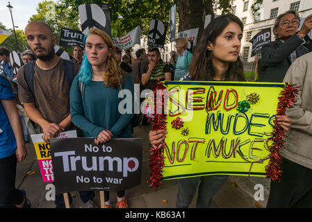 Londra, Regno Unito. Il 28 settembre 2017. 28 Sep, 2017. un diruttore detiene un 'no al trump no alla guerra" striscione alla fermata la coalizione bellica e la campagna per il disarmo nucleare al rally di downing st. una deputazione consegnato una lettera di Theresa Maggio chiamando il governo del Regno Unito a sostegno di una soluzione pacifica alla guerra di insulti e provocazioni tra gli USA e la Corea del Nord e per evitare qualsiasi escalation di una guerra nucleare che minaccerebbe tutti sul pianeta. peter marshall credito imageslive: Peter marshall / imageslive/zuma filo/alamy live news Foto Stock