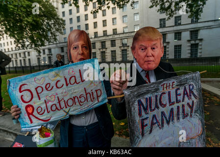 Londra, Regno Unito. Il 28 settembre 2017. 28 Sep, 2017. un diruttore detiene un 'no al trump no alla guerra" striscione alla fermata la coalizione bellica e la campagna per il disarmo nucleare al rally di downing st. una deputazione consegnato una lettera di Theresa Maggio chiamando il governo del Regno Unito a sostegno di una soluzione pacifica alla guerra di insulti e provocazioni tra gli USA e la Corea del Nord e per evitare qualsiasi escalation di una guerra nucleare che minaccerebbe tutti sul pianeta. peter marshall credito imageslive: Peter marshall / imageslive/zuma filo/alamy live news Foto Stock