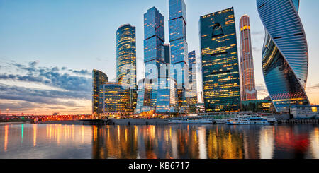 Grattacieli di Moscow International Business Center (MIBC), noto anche come "Moscow City', illuminate al tramonto. Mosca, Russia. Foto Stock