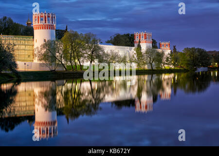 La parete esterna del Convento Novodevichy illuminata di notte. Mosca, Russia. Foto Stock