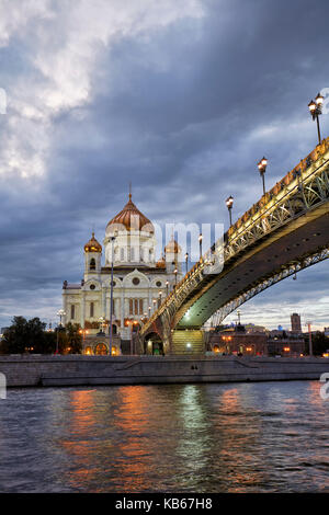 Cattedrale di Cristo Salvatore e Ponte del Patriarca illuminati al tramonto. Mosca, Russia. Foto Stock