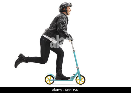 Lunghezza piena ripresa di profilo di un ciclista in sella a un scooter isolati su sfondo bianco Foto Stock