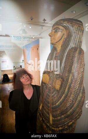 Il professor joann fletcher all antico egitto nello Yorkshire Esposizione, Esperienza barnsley museum, south yorkshire, Regno Unito. Foto Stock