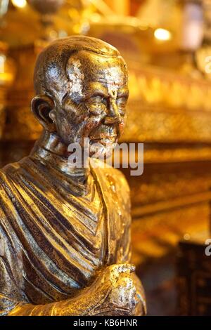 Statua di famosi nomi di monaco 'Somdet Toh' o 'Somdet Budhacariya (Toh Brahmaransi) coperti da foglie d'oro fogli nella sala principale di Wat Phumin o Phu Min Te Foto Stock