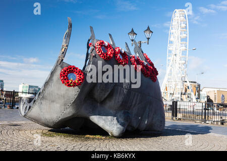 Memorial per marinaio mercantile che hanno perso la vita durante la guerra mondiale i e ii, Cardiff Bay, Wales, Regno Unito Foto Stock