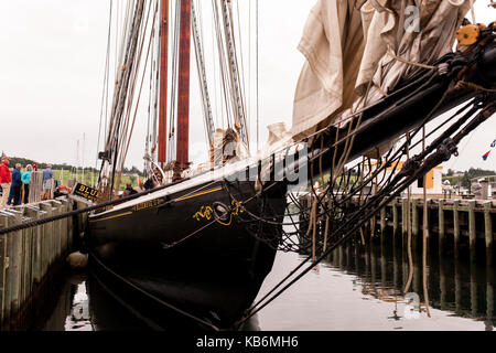 La bluenose ii arriva alla sua porta di casa di lunenburg, Nova Scotia il 30 agosto 2017. costruito da Smith e rhuland fu costruito per abbinare l'originale. Foto Stock