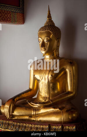 Golden statua del Buddha in Thailandia tempio. concetto di religione Foto Stock