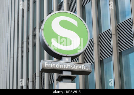 Stazione ferroviaria segno di S-Bhf Friedrichstrasse a Berlino (S-Bahn simbolo a Friedrichstrasse.) Foto Stock