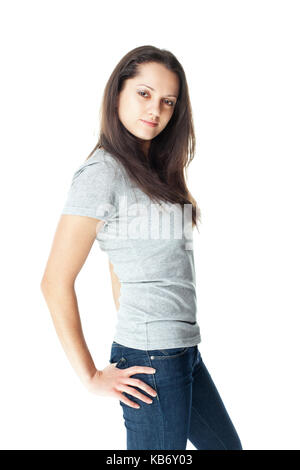 Ritratto di bella bruna giovane donna che indossa jeans blu e grigio t-shirt isolati su sfondo bianco Foto Stock