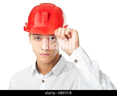 Ritratto di giovane ingegnere indossando il casco rosso isolato su sfondo bianco Foto Stock