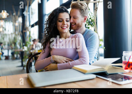 Giovane coppia felice su data nel coffee shop Foto Stock