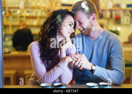 Coppia romantica avente data nel coffee shop Foto Stock