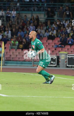 Azione durante la partita di calcio tra ssc napoli e feyenoord presso lo stadio san paolo di napoli .Risultato finale napoli vs. feyenoord 3-1.in foto pepe reina ,portiere (SSC Napoli) (foto di Salvatore esposito / pacific stampa) Foto Stock