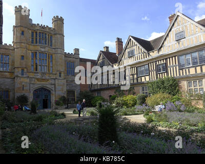 Door Knocker at Coughton Court and Gardens, Alcester, Warwickshire, B49 5JA, Regno Unito Foto Stock