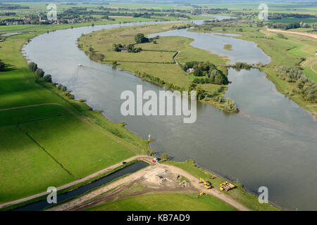 Il vreugderijkerwaard (natuurmonumenten) è una riserva naturale sul lato est del Fiume Ijssel. Un vecchio riverarm è di nuovo aperto, che è un luogo importante per gli uccelli fouraging. Il villaggio di zalk in background. Progetto "ritmo per il fiume", Paesi Bassi Overijssel, zalk, gelderse dijk, paesaggio nazionale ijsseldelta Foto Stock