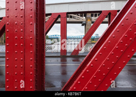 Il ponte girevole sul fiume Tyne strada di collegamento che porta il traffico stradale tra Newcastle e gateshead Foto Stock