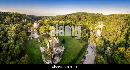 Bel castello sulla collina di Ojcow, Cracovia in Polonia Foto Stock