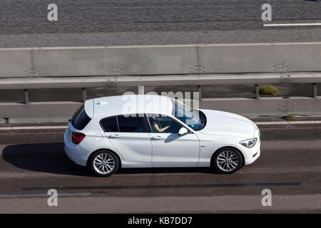 Francoforte, Germania - Sep 19, 2017: bianco BMW serie 1 la guida su strada in Germania Foto Stock