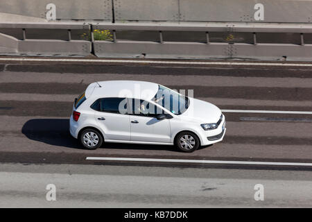 Francoforte, Germania - Sep 19, 2017: bianco Volkswagen Polo supermini car guida in autostrada in Germania Foto Stock