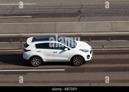 Francoforte, Germania - Sep 19, 2017: bianco Kia Sportage crossover compatto suv la guida su strada in Germania Foto Stock