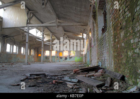 Distrutto warehouse - parte della fabbrica in rovina hall. dimenticato edificio industriale. Foto Stock