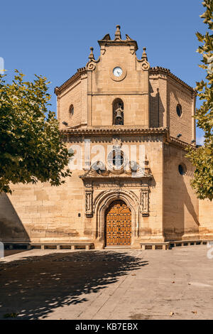 Eremo della Madonna del Plaza, patrono della città Elciego, situato nella piazza principale, Alava, Paesi Baschi, Spagna. Foto Stock