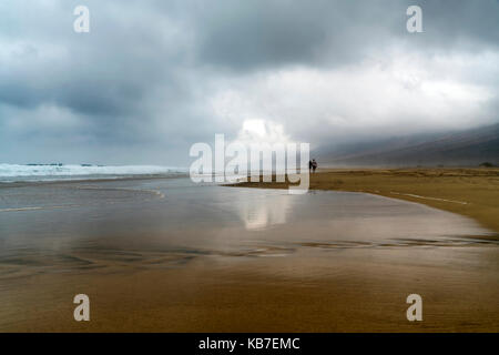 Dunkle wolken über dem strand von cofete, insel fuerteventura, kanarische isole, spanien | nuvole scure su spiaggia cofete, Fuerteventura, Canarie isl Foto Stock