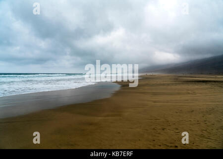 Dunkle wolken über dem strand von cofete, insel fuerteventura, kanarische isole, spanien | nuvole scure su spiaggia cofete, Fuerteventura, Canarie isl Foto Stock