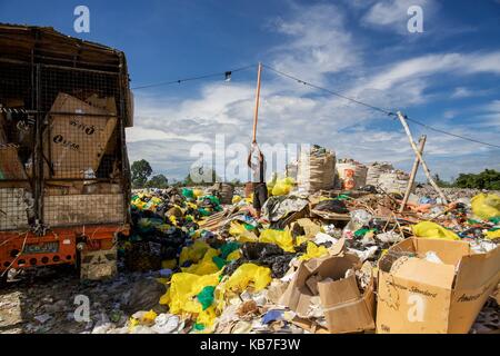 Cebu City è una metropoli con innumerevoli baraccopoli, bambini di strada, intere famiglie che vivono in strada, cimiteri o discariche. Proprio il tedesco i medici arrivano regolarmente e fornire assistenza medica. - Aprile 2016 | Utilizzo di tutto il mondo Foto Stock