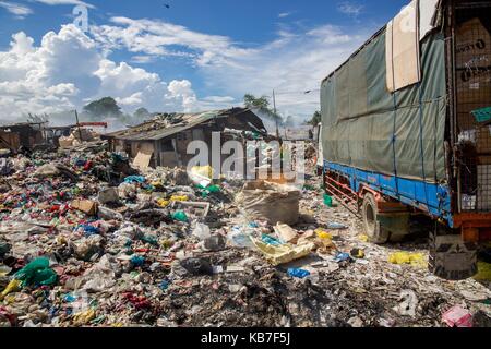 Cebu City è una metropoli con innumerevoli baraccopoli, bambini di strada, intere famiglie che vivono in strada, cimiteri o discariche. Proprio il tedesco i medici arrivano regolarmente e fornire assistenza medica. - Aprile 2016 | Utilizzo di tutto il mondo Foto Stock