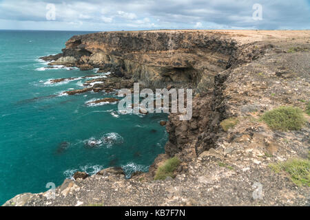 Felsküste bei Ajuy, Kanarische Inseln, Spanien | Costa rocciosa vicino Ajuy, Fuerteventura, Isole Canarie, Spagna Foto Stock