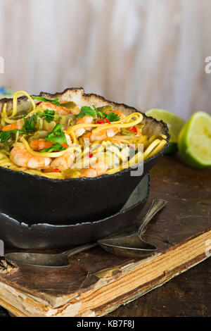 Gamberetti e noce di cocco laksa - piccante zuppa di noodle in cucina Peranakan Foto Stock
