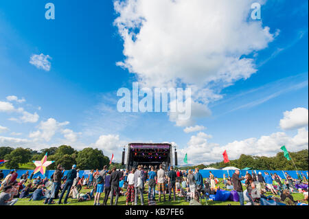 Thornhill, Scotland, Regno Unito - 2 settembre 2017: i frequentatori del festival nella zona principale di campi elettrici festival tenutosi nel sud-ovest della Scozia Foto Stock