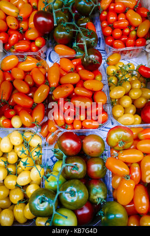 Varietà di pomodori per la vendita in un negozio di alimentari. Foto Stock