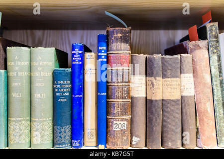 Vecchio Irish teologia dei libri in una biblioteca specializzata in storia irlandese. Foto Stock