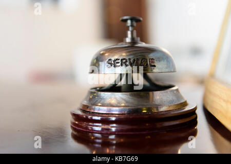 Campana di servizio sul banco della reception di un hotel. Foto Stock