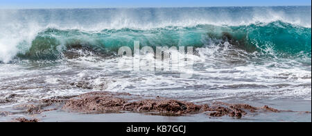 Il turchese di onde che si infrangono sulla spiaggia di El Médano, tenerife nelle isole Canarie. Foto Stock