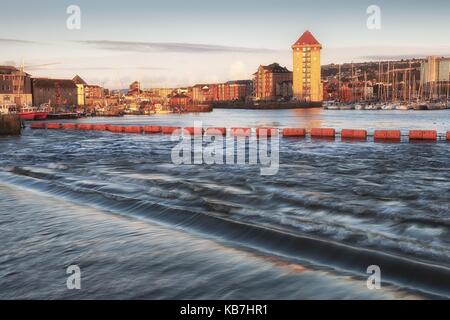 Swansea marina e Tawe barrage Foto Stock