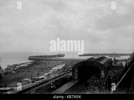 AJAXNETPHOTO. 1903. RAMSGATE, INGHILTERRA. - VISTA SULLA STAZIONE FERROVIARIA, SULLA SPIAGGIA E SUL PORTO DALLA SCOGLIERA ORIENTALE. PHOTOGRAPHER:UNKNOWN © DIGITAL IMAGE COPYRIGHT AJAX VINTAGE PICTURE LIBRARY SOURCE: AJAX VINTAGE PICTURE LIBRARY COLLECTION REF:AVL 1273 Foto Stock