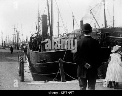 AJAXNETPHOTO. 1903. PORTSMOUTH, Inghilterra. - Le navi ormeggiate nel dock di campanatura, OLD PORTSMOUTH. fotografo:sconosciuto © IMMAGINE DIGITALE COPYRIGHT VINTAGE AJAX Picture Library Fonte: AJAX FOTO VINTAGE COLLEZIONE REF:AVL 0273 Foto Stock