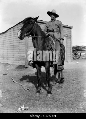 AJAXNETPHOTO. 1903. CANADA, esatta posizione sconosciuta. - Nord Ovest poliziotto montato a cavallo. fotografo:sconosciuto © IMMAGINE DIGITALE COPYRIGHT VINTAGE AJAX Picture Library Fonte: AJAX FOTO VINTAGE COLLEZIONE REF:AVL 2173 Foto Stock