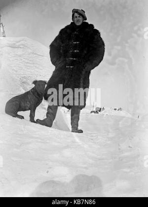 AJAXNETPHOTO. 1903. CANADA, esatta posizione sconosciuta. - Uomo in pesante pelliccia e cappuccio con il cane nella neve. fotografo:sconosciuto © IMMAGINE DIGITALE COPYRIGHT VINTAGE AJAX Picture Library Fonte: AJAX FOTO VINTAGE COLLEZIONE REF:AVL 1873 Foto Stock