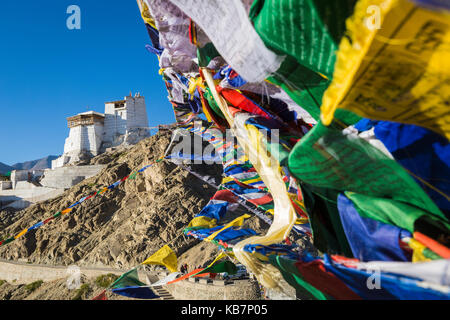 Preghiera tibetano bandiere vicino il Namgyal Tsemo monastero a Leh, ladakh Foto Stock